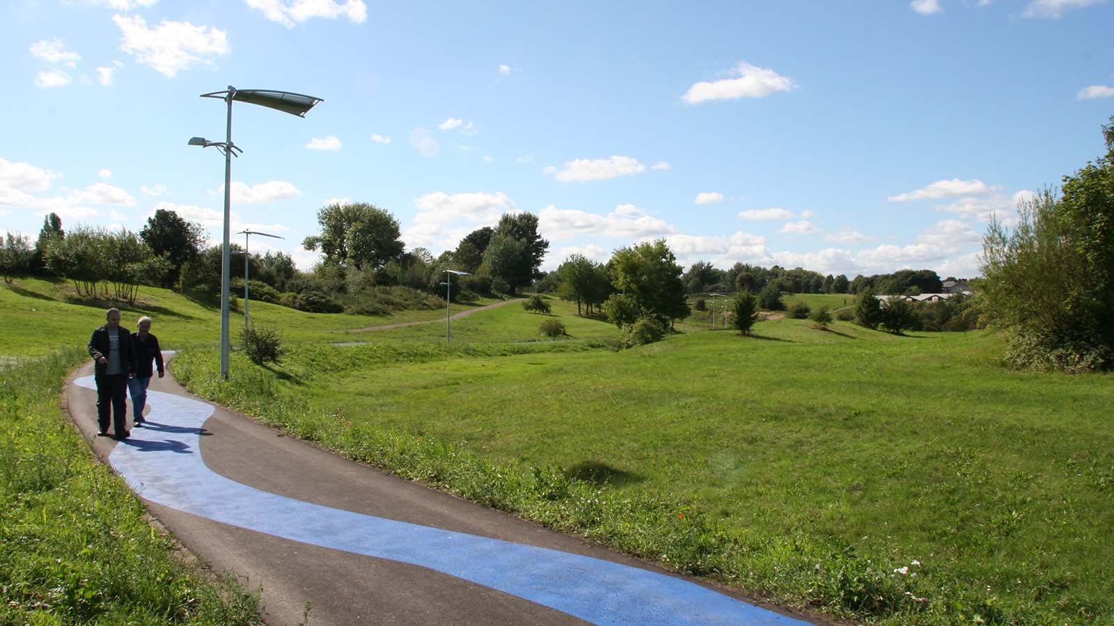 Parkland, people walkign on path